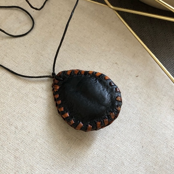 Boho leather and shell necklace - Picture 2 of 3